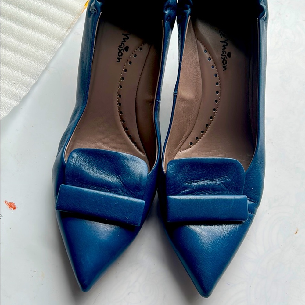 Italian leather blue pointed toe heels